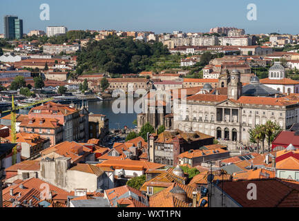 Detail der überfüllten alten Häuser und Apartments in der Innenstadt von Porto Stockfoto