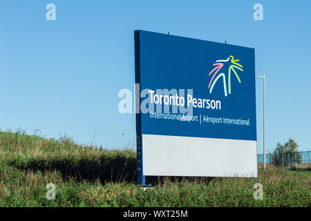 Schild am Flughafen Toronto Pearson International am klaren Tag vor dem Terminal. Stockfoto