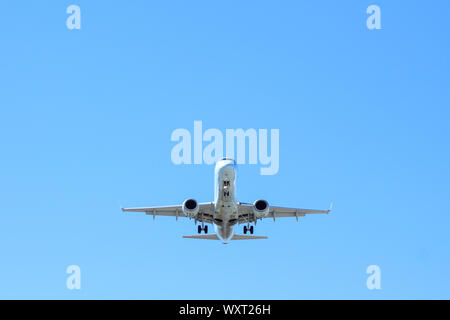 Zweimotorige Flugzeuge landen an klaren, sonnigen Tagen. Stockfoto