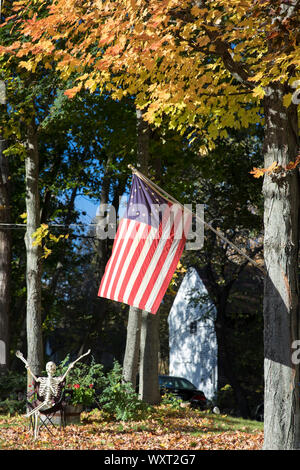 Sternenbanner Flagge und Halloween Skelett in Suceava in New Hampshire, New England, USA Stockfoto