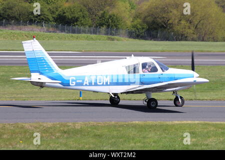 G-ATOM, ein privat geführtes Piper PA -28-140 Cherokee, am Internationalen Flughafen Prestwick, Ayrshire. Stockfoto