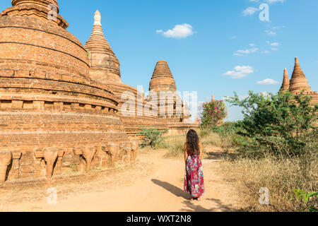Horizontale Bild der brünette Frau an der Brick Klosteranlage, einer ruhigen Gegend in den archäologischen Park von Bagan, Myanmar suchen Stockfoto