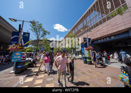 Fans außerhalb Louis Armstrong Stadium am USTA Billy Jean King National Tennis Center Stockfoto