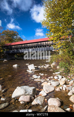 Holzbalken der Brücke entlang der Kancamagus Highway in den White Mountains in New Hampshire, USA Stockfoto