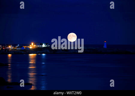 Freitag der 13. Erntemond über Peggy's Cove, Nova Scotiae Stockfoto