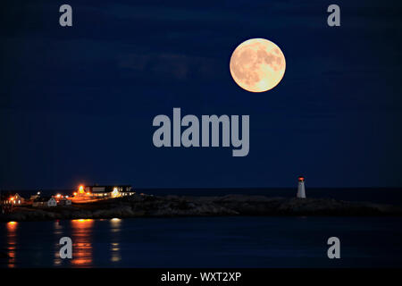 Freitag der 13 2019 Harvest Moon über Peggy's Cove Stockfoto