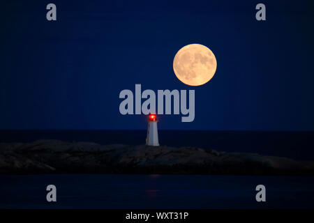Freitag, der dreizehnte 2019 Harvest Moon über Peggy Point Lighthouse Stockfoto