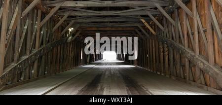 Fachwerk und Balken in den geometrischen Formen von Covered Bridge in New Hampshire, USA Stockfoto