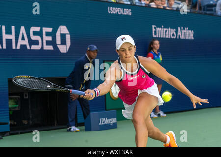 Ashleigh Barty von Australien konkurrieren in der ersten Runde von Singles der Frauen an den 2019 US Open Tennis Stockfoto