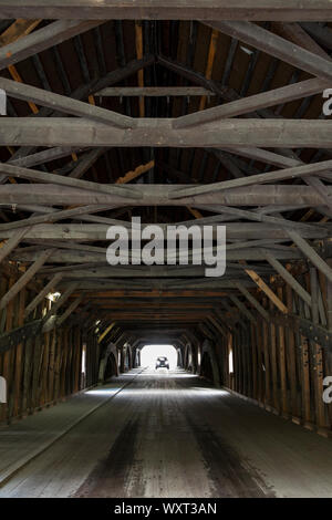 Binder und Träger in geometrische Formen und Auto durch Covered Bridge in New Hampshire, USA Stockfoto