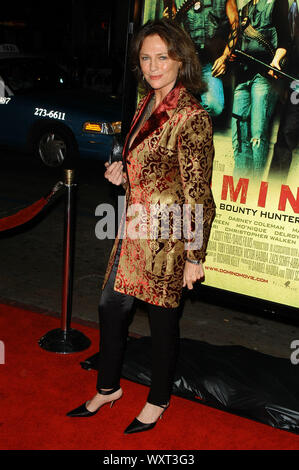 Jacqueline Bisset am Los Angeles Premiere von "Domino" gehalten an der Mann Grauman Chinese Theatre in Hollywood, CA. Die Veranstaltung fand am Dienstag, 11. Oktober 2005 statt. Foto von: SBM/PictureLux-Datei Referenz Nr. 33864-2453 SBMPLX Stockfoto