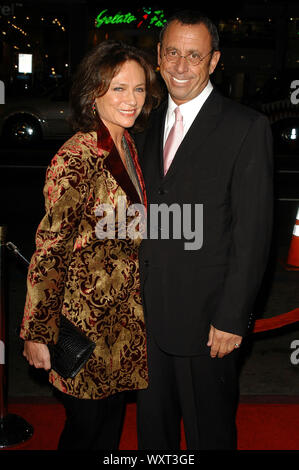 Jacqueline Bisset und Datum am Los Angeles Premiere von "Domino" gehalten an der Mann Grauman Chinese Theatre in Hollywood, CA. Die Veranstaltung fand am Dienstag, 11. Oktober 2005 statt. Foto von: SBM/PictureLux-Datei Referenz Nr. 33864-2454 SBMPLX Stockfoto