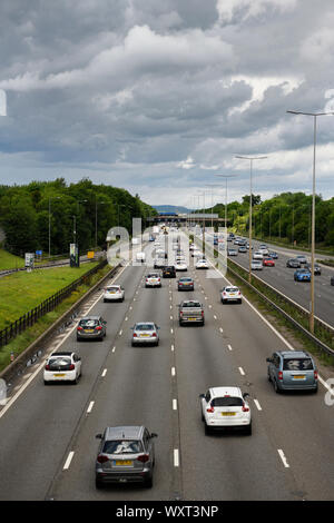 High speed linker Antrieb Verkehr auf der Autobahn M1 in der Nähe von Leicester England unter bewölktem Himmel Stockfoto