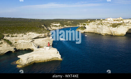 Ansicht von oben, herrlichem Blick auf den Leuchtturm von Madonnetta am Eingang in den Hafen von Bonifacio. Bonifacio, Korsika, Frankreich. Stockfoto