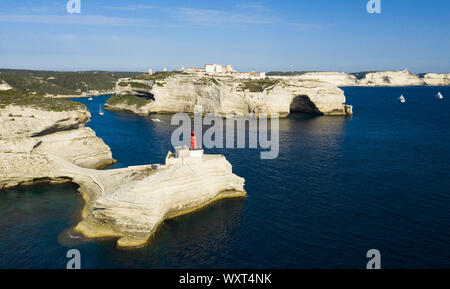 Ansicht von oben, herrlichem Blick auf den Leuchtturm von Madonnetta am Eingang in den Hafen von Bonifacio. Bonifacio, Korsika, Frankreich. Stockfoto