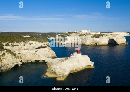Ansicht von oben, herrlichem Blick auf den Leuchtturm von Madonnetta am Eingang in den Hafen von Bonifacio. Bonifacio, Korsika, Frankreich. Stockfoto