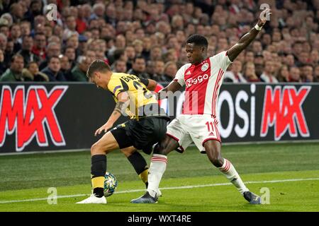 Amsterdam, Niederlande. 17. September 2019. Quincy Promes (Ajax) Duelle Domagoj Bradaric während der UEFA Champions League 2019-20 Gruppe H Spiel zwischen Ajax-Lille am 17. September 2019 in Amsterdam, Niederlande. Credit: Sander Chamid/SCS/LBA/Alamy leben Nachrichten Stockfoto