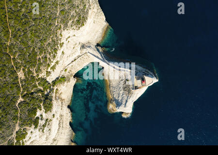 Ansicht von oben, herrlichem Blick auf den Leuchtturm von Madonnetta am Eingang in den Hafen von Bonifacio. Bonifacio, Korsika, Frankreich. Stockfoto