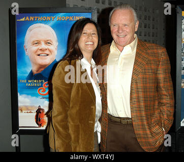 Sir Anthony Hopkins und Frau Stella Arroyave am AFI Fest Screening 2005 von "Das weltweit schnellste Indische" gehalten am ArcLight in Hollywood, CA. Die Veranstaltung fand am Dienstag, 8. November 2005. Foto von: SBM/PictureLux-Datei Referenz Nr. 33864-3059 SBMPLX Stockfoto