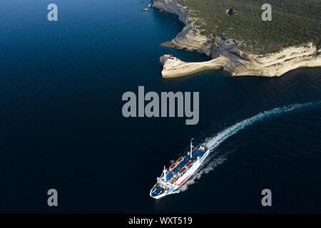 Bonifacio, Korsika, Frankreich, 17. September 2019. Luftaufnahme der Moby Lines Fähre aus dem Hafen von Bonifacio, der den Hafen von Santa Teresa di Gallura. Stockfoto