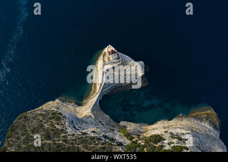 Ansicht von oben, herrlichem Blick auf den Leuchtturm von Madonnetta am Eingang in den Hafen von Bonifacio. Bonifacio, Korsika, Frankreich. Stockfoto