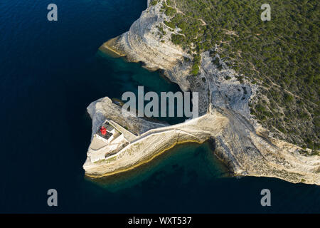 Ansicht von oben, herrlichem Blick auf den Leuchtturm von Madonnetta am Eingang in den Hafen von Bonifacio. Bonifacio, Korsika, Frankreich. Stockfoto