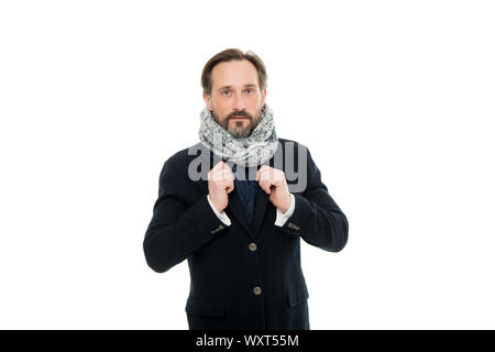 Der Winter kommt. Machen Sie sich bereit für frostige Tage. Reifen fashion model genießen Sie bei kaltem Wetter. Bärtiger Mann accessorizing Outfit mit Schal. Winter Schrank für modische Mann. Winter Outfit. Gefühl gemütlich. Stockfoto