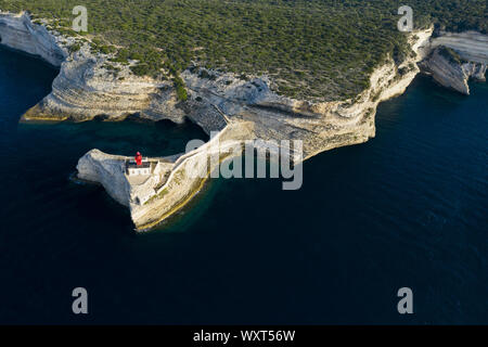 Ansicht von oben, herrlichem Blick auf den Leuchtturm von Madonnetta am Eingang in den Hafen von Bonifacio. Bonifacio, Korsika, Frankreich. Stockfoto