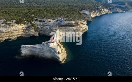 Ansicht von oben, herrlichem Blick auf den Leuchtturm von Madonnetta am Eingang in den Hafen von Bonifacio. Bonifacio, Korsika, Frankreich. Stockfoto