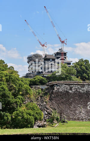 Restaurierung der Burg Turm und Uto Yagura werden auf Schloss Kumamoto in der Präfektur Kumamoto, Japan am 16. September 2019 gesehen. Die Burg wurde in einem Erdbeben 2016 stark beschädigt. Der Turm wieder geöffnet für die Öffentlichkeit vom 5. Oktober 2019. Stockfoto