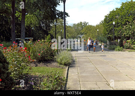 An einem Sommernachmittag genießen die Menschen den italienischen Kulturgarten im Rockefeller Park in Cleveland, Ohio, USA. Stockfoto