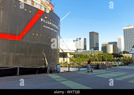 Besucher auf Motorroller an der William G. Mather Great Lakes Frachter in der Nordküste Hafen von Cleveland, Ohio, USA. Stockfoto