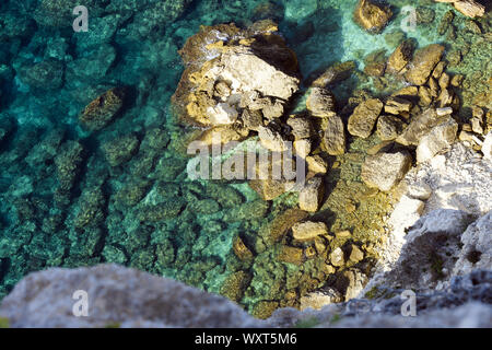Ansicht von oben, atemberaubenden Blick auf einem Kalksteinfelsen und Felsformationen gebadet durch ein türkisklares Wasser, Bonifacio, südlich von Korsika, Frankreich. Stockfoto