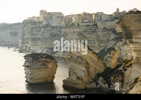 Einen atemberaubenden Sonnenuntergang, das schöne Dorf von Bonifacio auf einem Kalkfelsen gebaut leuchtet auf. Bonifacio, Korsika, Frankreich. Stockfoto