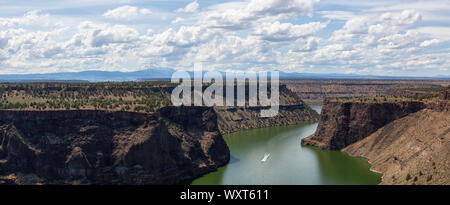 Schöne Panoramasicht auf die Bucht Palisades State Park während einer bewölkt und sonnig Sommertag. In Oregon, Vereinigte Staaten von Amerika übernommen. Stockfoto