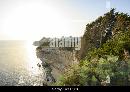 Einen atemberaubenden Sonnenuntergang, das schöne Dorf von Bonifacio auf einem Kalkfelsen gebaut leuchtet auf. Bonifacio, Korsika, Frankreich. Stockfoto