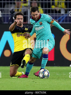 Dortmund, Deutschland. 17 Sep, 2019. Lionel Messi (R) von Barcelona Mias mit Thomas Delaney Dortmund während der UEFA Champions League Gruppe F Fußball Spiel zwischen Borussia Dortmund und dem FC Barcelona in Dortmund, Deutschland, Sept. 17, 2019. Quelle: Joachim Bywaletz/Xinhua Stockfoto