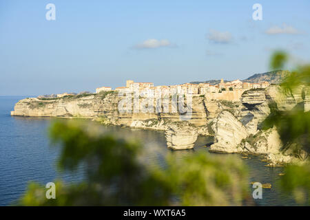 Einen atemberaubenden Sonnenuntergang, das schöne Dorf von Bonifacio auf einem Kalkfelsen gebaut leuchtet auf. Bonifacio, Korsika, Frankreich. Stockfoto