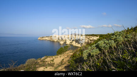 Einen atemberaubenden Sonnenuntergang, das schöne Dorf von Bonifacio auf einem Kalkfelsen gebaut leuchtet auf. Bonifacio, Korsika, Frankreich. Stockfoto