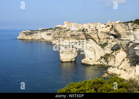 Einen atemberaubenden Sonnenuntergang, das schöne Dorf von Bonifacio auf einem Kalkfelsen gebaut leuchtet auf. Bonifacio, Korsika, Frankreich. Stockfoto