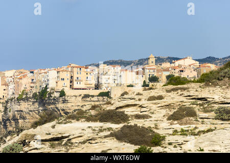 Einen atemberaubenden Sonnenuntergang, das schöne Dorf von Bonifacio auf einem Kalkfelsen gebaut leuchtet auf. Bonifacio, Korsika, Frankreich. Stockfoto