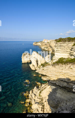 Einen atemberaubenden Sonnenuntergang, das schöne Dorf von Bonifacio auf einem Kalkfelsen gebaut leuchtet auf. Bonifacio, Korsika, Frankreich. Stockfoto