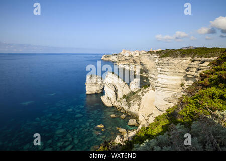 Einen atemberaubenden Sonnenuntergang, das schöne Dorf von Bonifacio auf einem Kalkfelsen gebaut leuchtet auf. Bonifacio, Korsika, Frankreich. Stockfoto