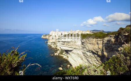 Einen atemberaubenden Sonnenuntergang, das schöne Dorf von Bonifacio auf einem Kalkfelsen gebaut leuchtet auf. Bonifacio, Korsika, Frankreich. Stockfoto