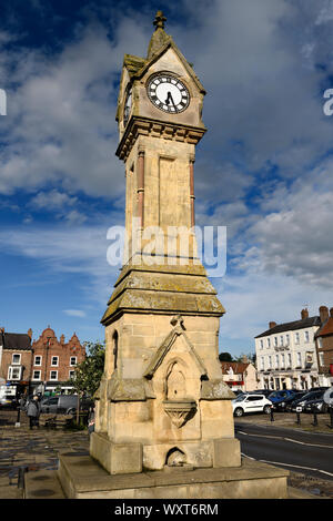 Abendlicht auf Clock Tower von Cotswold Kalkstein im Stadtzentrum von Thirsk Markt Stadt North Yorkshire England Stockfoto