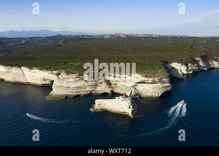 Ansicht von oben, herrlichem Blick auf den Leuchtturm der Madonnetta am Eingang in den Hafen von Bonifacio. Stockfoto