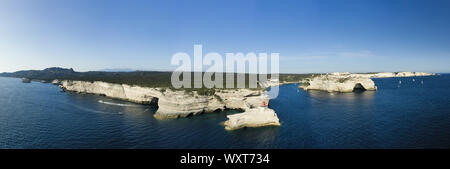 Ansicht von oben, herrlichem Blick auf den Leuchtturm der Madonnetta am Eingang in den Hafen von Bonifacio. Stockfoto