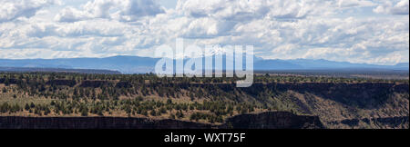 Schöne Sicht auf die Bucht Palisades State Park während einer bewölkt und sonnig Sommertag. In Oregon, Vereinigte Staaten von Amerika übernommen. Stockfoto