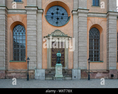 Stockholm, Schweden. September 2019. Ein Blick auf die Olaus Petri Statue vor der Storkyrkan Kirche Stockfoto