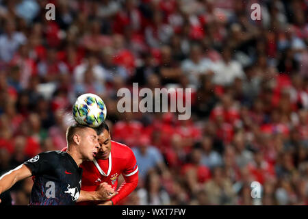 Lissabon. 17 Sep, 2019. Raul de Tomas von SL Benfica (R) Mias mit Willi Orban von RB Leipzig während der UEFA Champions League Gruppe G Fußballspiel in Lissabon, Portugal, an Sept. 17, 2019. Credit: Pedro Fiuza/Xinhua Stockfoto